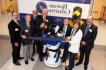 罗文-卡巴鲁斯社区学院庆祝新的先进技术中心